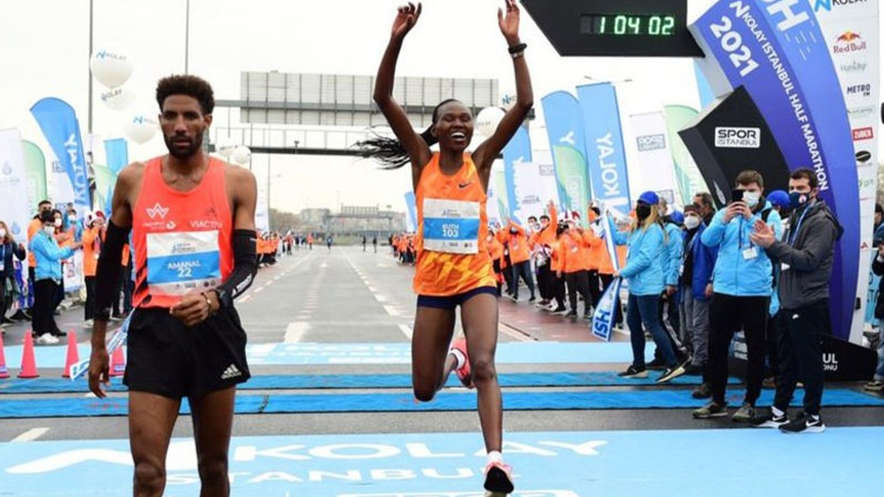 İstanbul Yarı Maratonu'nda Kenyalı atlet Ruth Chepngetich, kadınlarda dünya rekoru kırdı