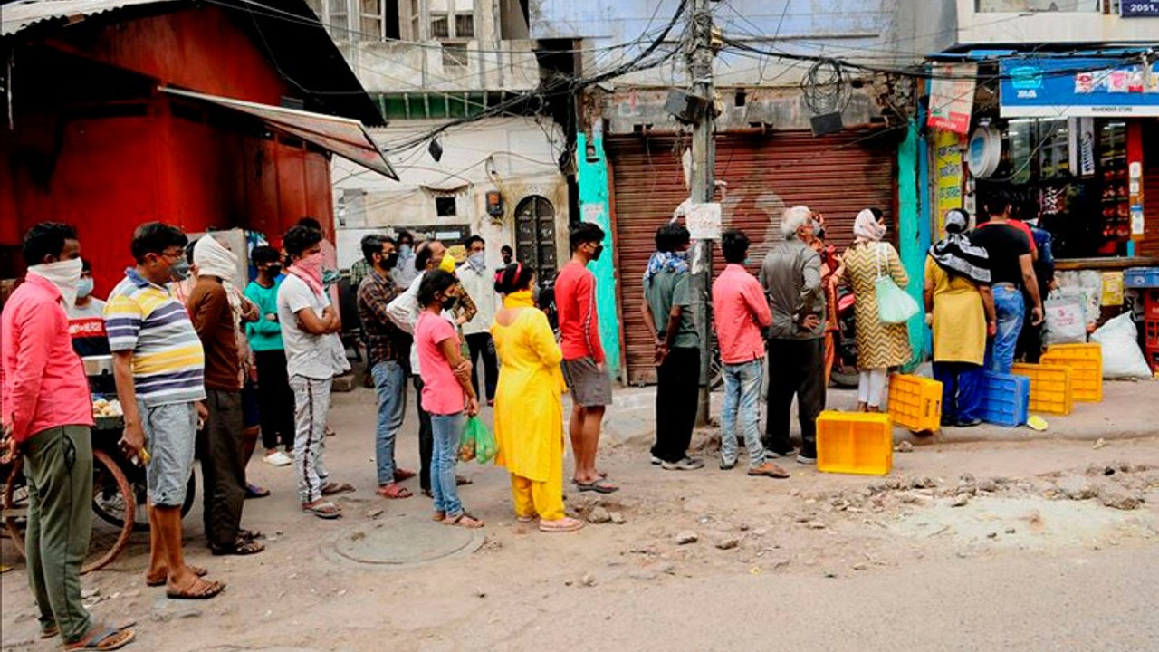 Hindistan'da günlük Covid-19 vaka sayısı ilk defa 100 bini aştı