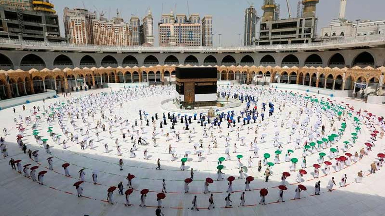 Suudiler yurt dışı yasağını kaldırmadı: Sadece bağışıklık sahipleri umreye gidebilecek