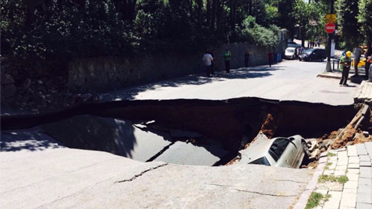 İstanbul'da yol otomobil yuttu