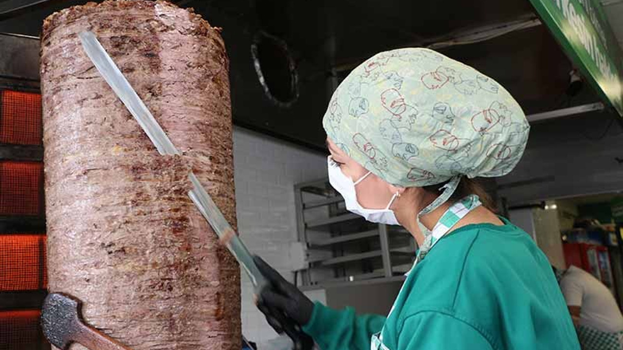 Şırnak'ın tek kadın döner ustası: Yaptığınız şeyden utanmayın, istediğiniz ne varsa onu yapın