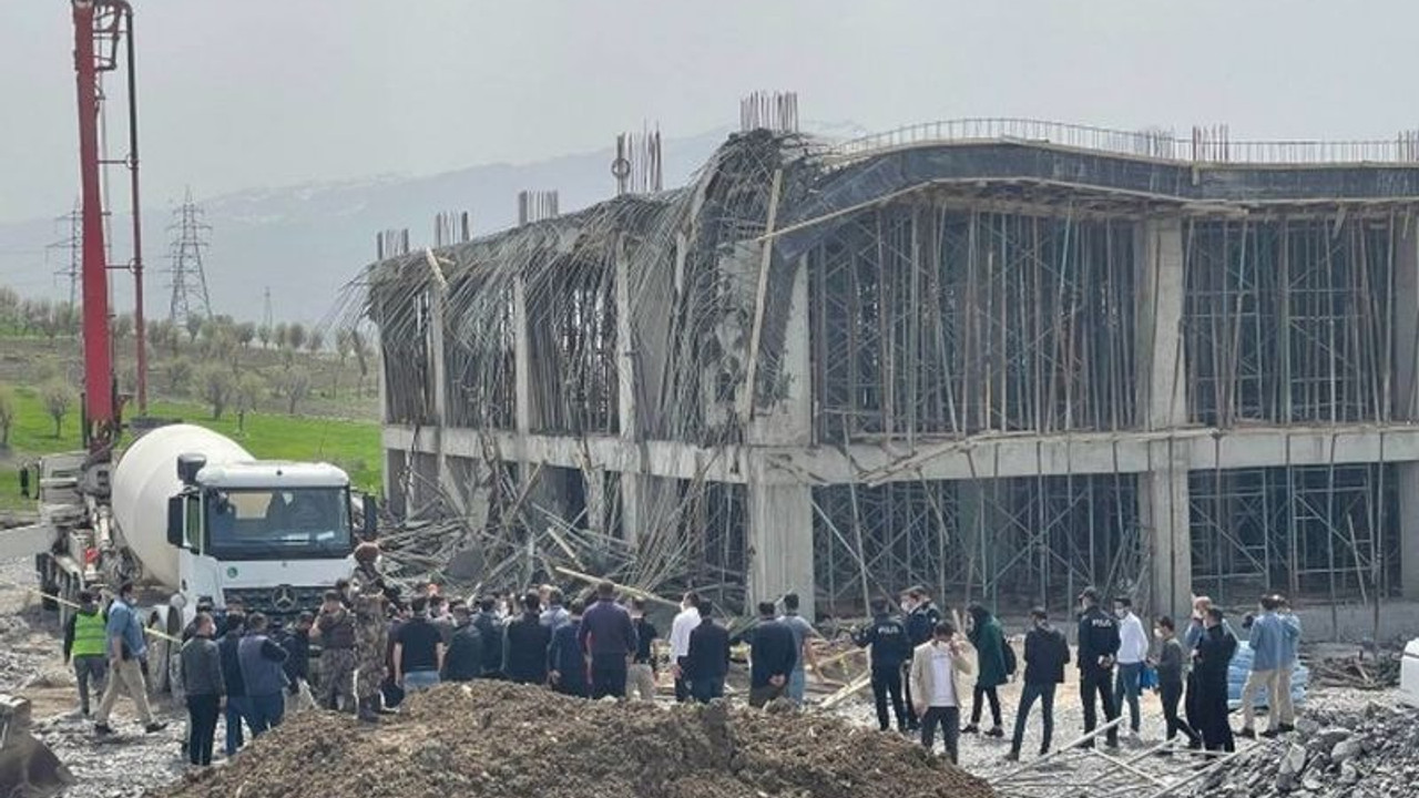 Belediye terminalinde çökme: 4 işçi yaralandı