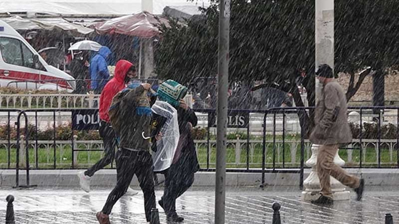 Taksim'de sulu kar yağdı