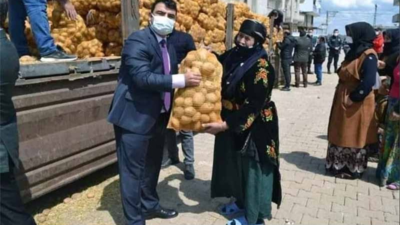 Hilvan kaymakamı, patates çuvalı ile poz verdi