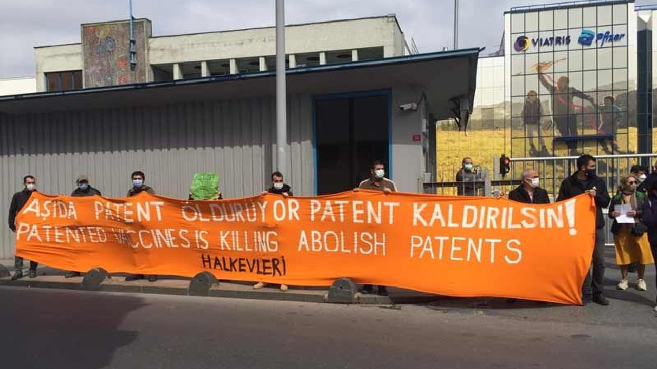 Halkevleri'nden İstanbul Pfizer önünde İngilizce-Türkçe çağrı: Aşıda patent kaldırılsın