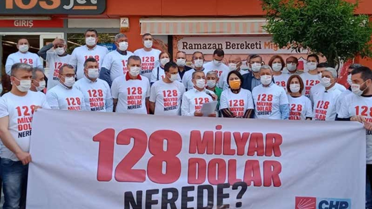 CHP Adana İl Başkanlığı'nın 128 milyar dolar pankartı iki saat içinde söküldü