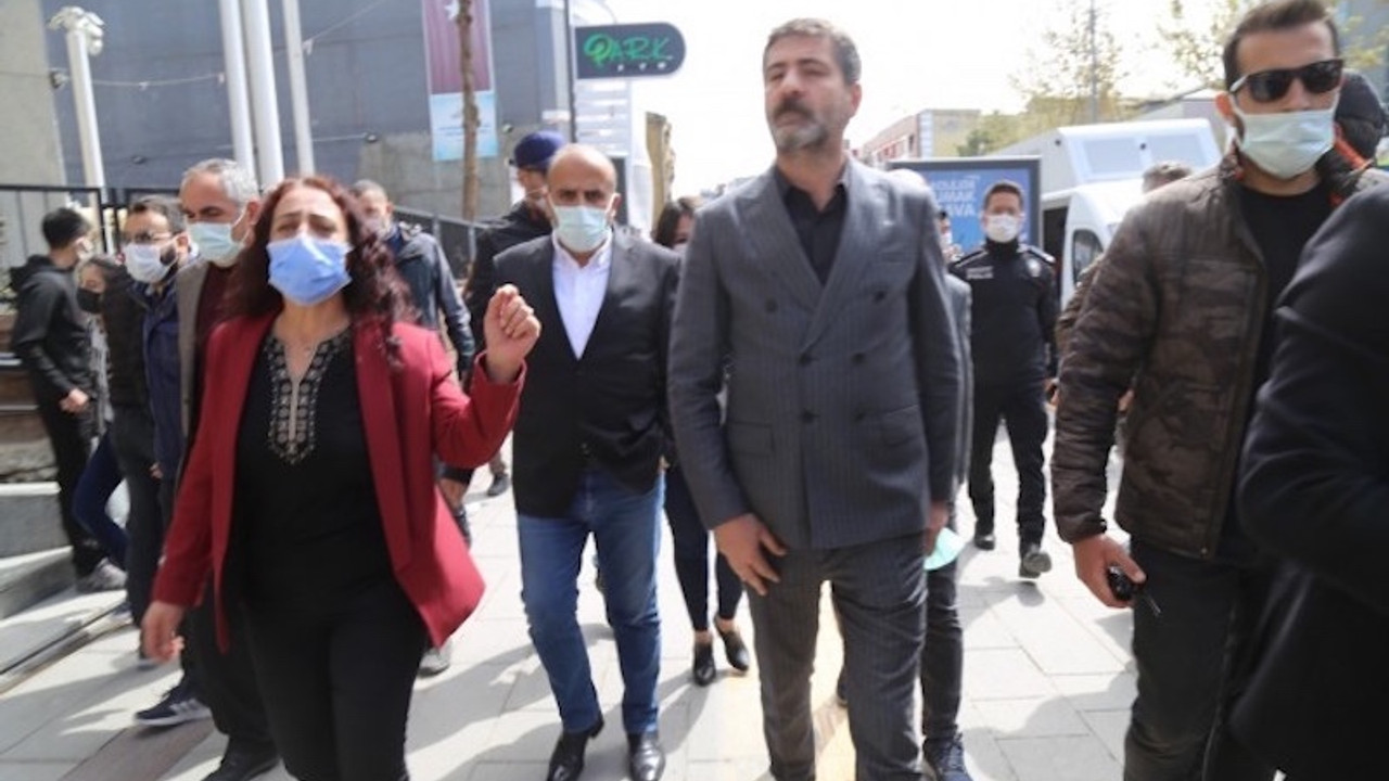 HDP'li vekiller 'yasaklara' karşı yürüdü: Sokaklar bizim