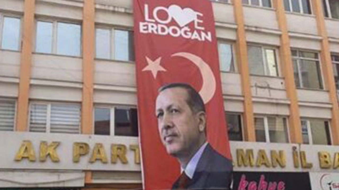 CHP’nin şikayeti üzerine 'Love Erdoğan’ afişi de indirildi