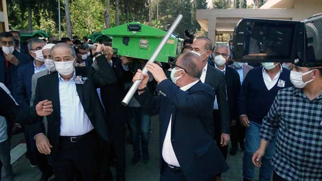 Fatih Terim'in omuz verdiği tabutun direği elinde kaldı