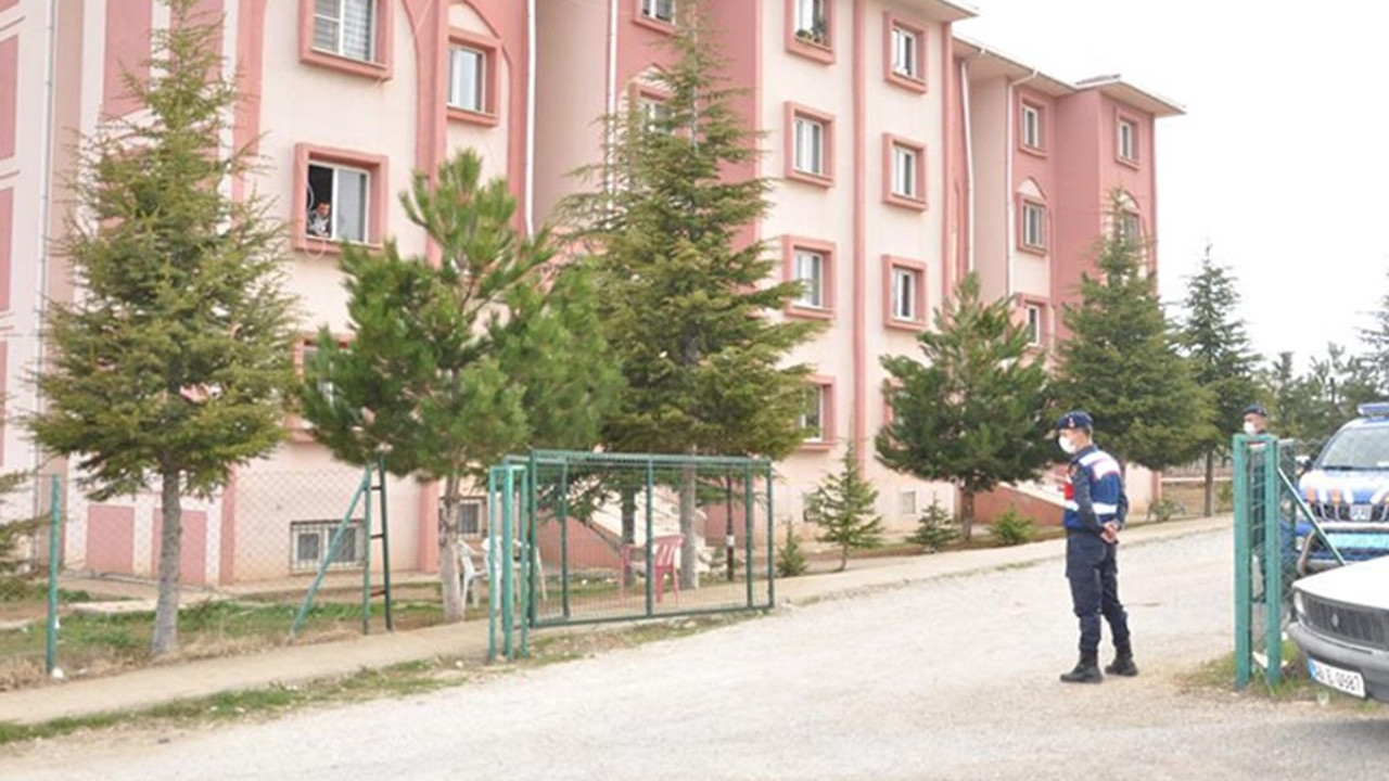 Birlikte mantı yapılan apartman karantinaya alındı