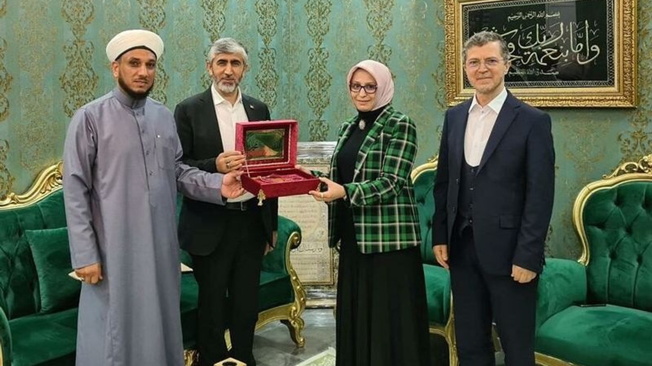 Devlet protokolü tarikat liderinin huzurunda el pençe divan: Öğrencilerin sorunlarını konuşmuşlar