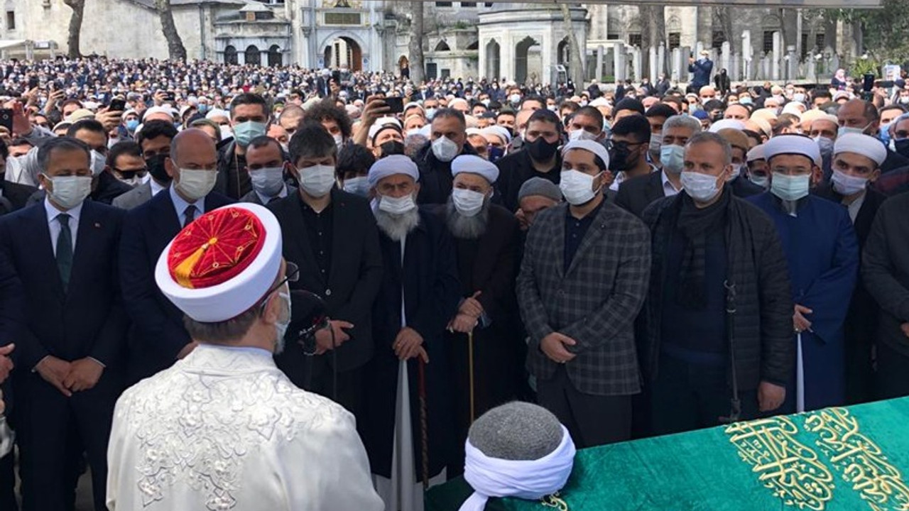 İmam 'vefata sebep olmayalım' dedi ama cemaat liderinin cenazesi omuz omuza kaldırıldı