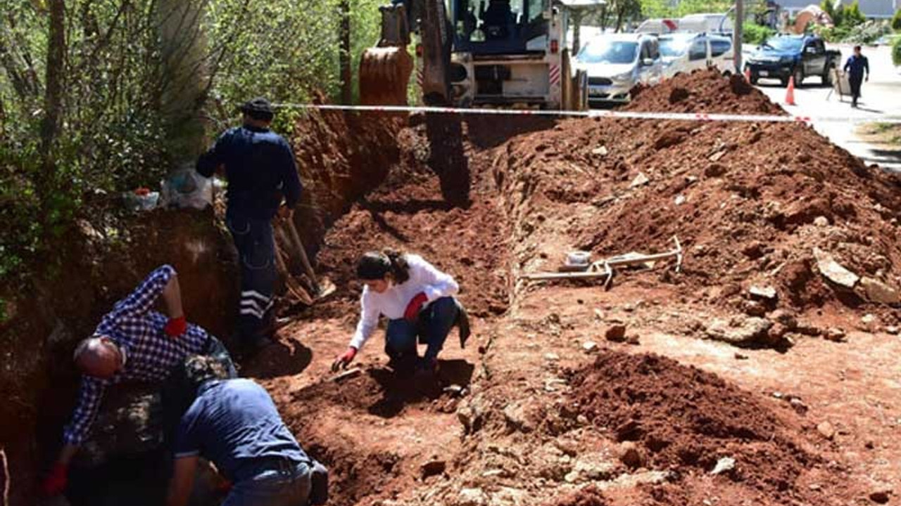 Yol çalışmasında 2 bin 300 yıllık mezar bulundu