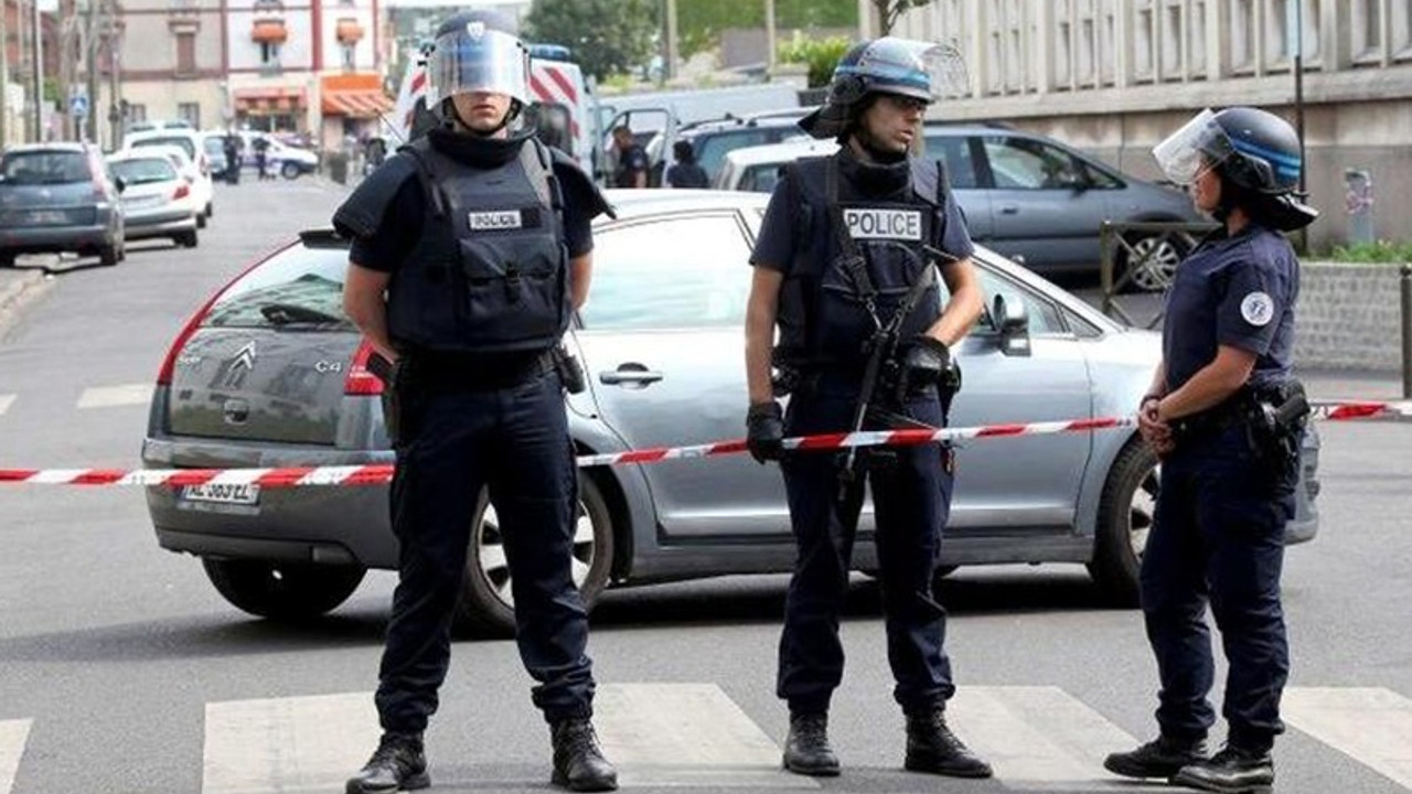 Fransa’da polise bıçaklı saldırı: Kadın polis hayatını kaybetti