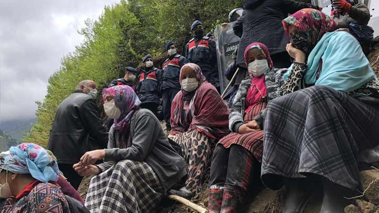 İkizdere'de iş makineleri jandarma eşliğinde çalışıyor, halk direniyor