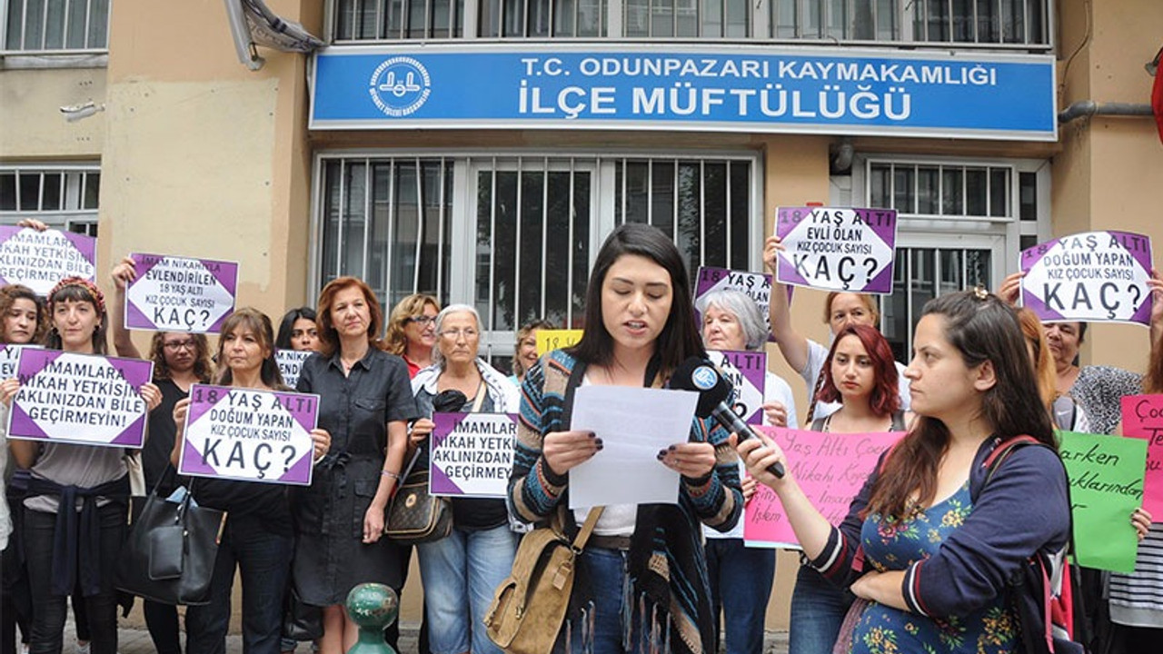 Müftülük önünde 'nikah kıyma' protestosu