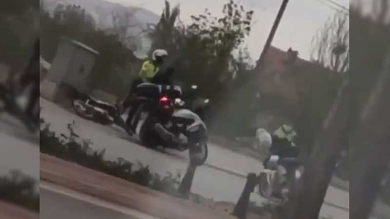 Polis, seyir halindeki motor sürücüsüne kaskla vururken görüntülendi, 'kamera kaydı almak yasak' dedi