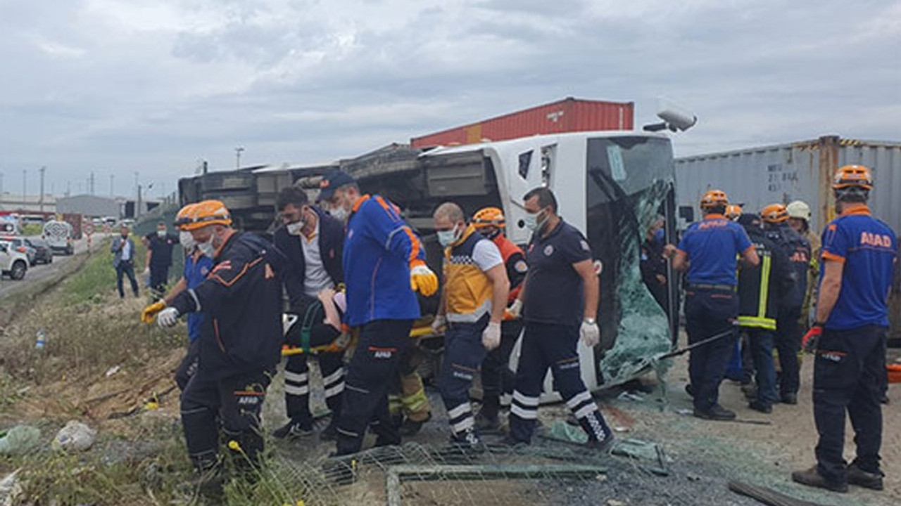 Bursa'da işçileri taşıyan servis aracı devrildi: 1 ölü, 19 yaralı