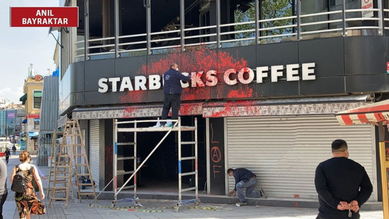 Anarşistler Starbucks şubelerini 'kırmızıya boyadı': Starbucks'ın bardakları kahve değil kan dolu