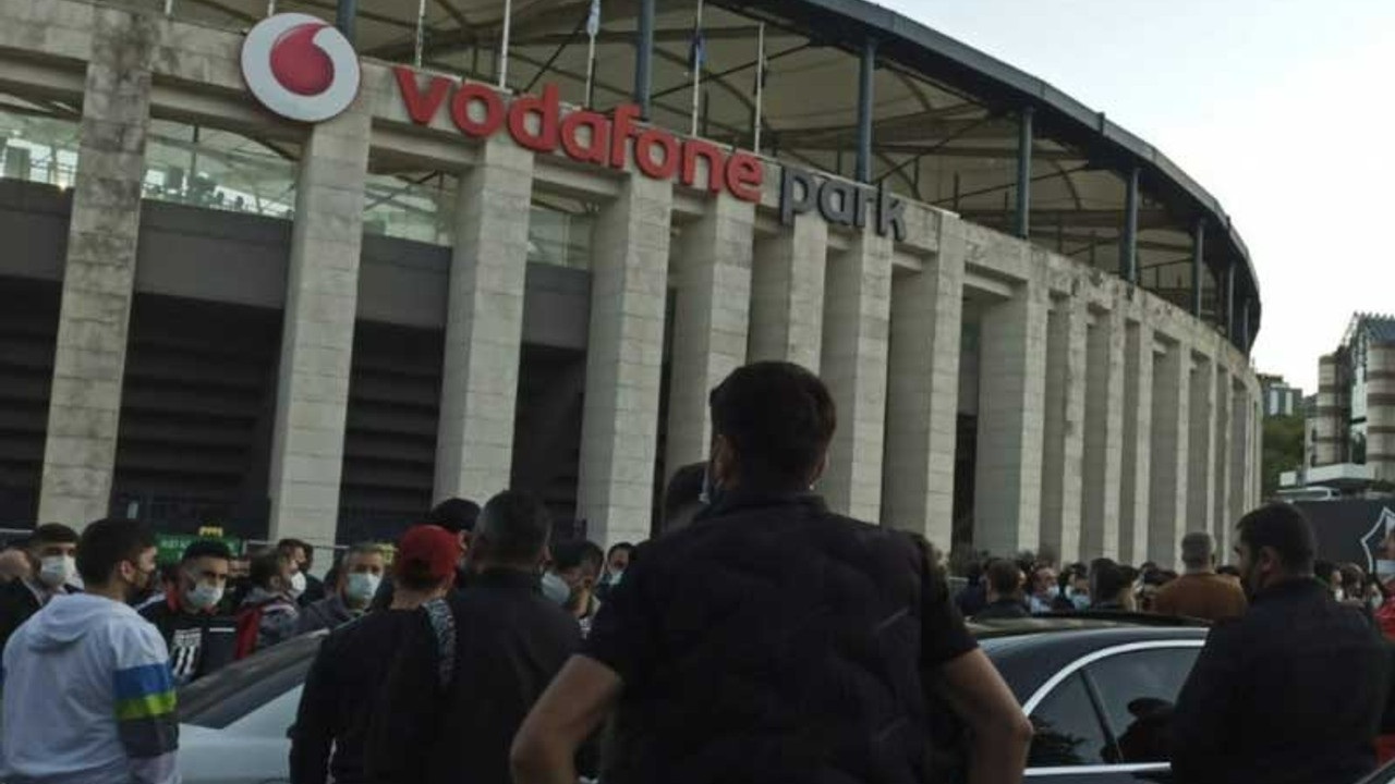 Beşiktaş taraftarları stadın içerisine alındı, 'Tam kapanma' umursanmadı