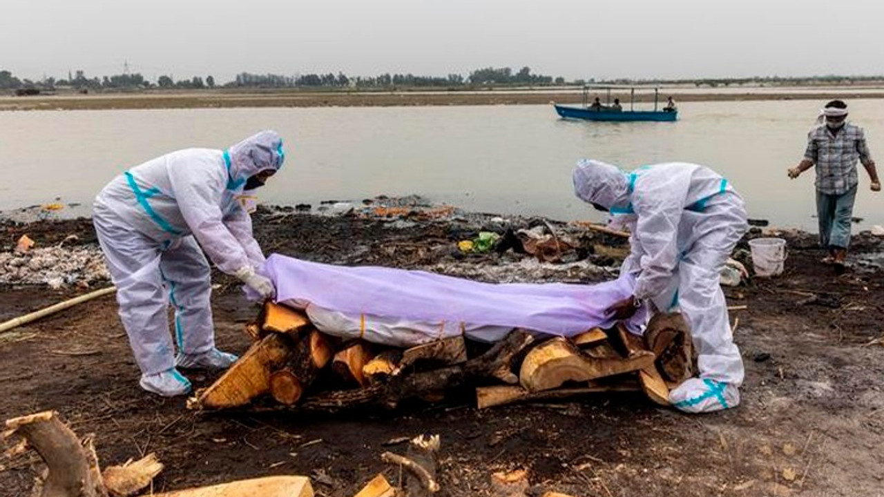 Covid-19: Hindistan'da Ganj Nehri'ne atılan ölüleri yakalamak için ağ serildi