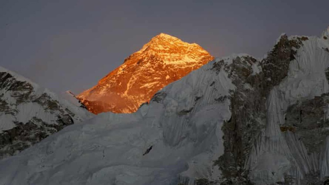 Everest'e tırmanan 2 dağcı öldü