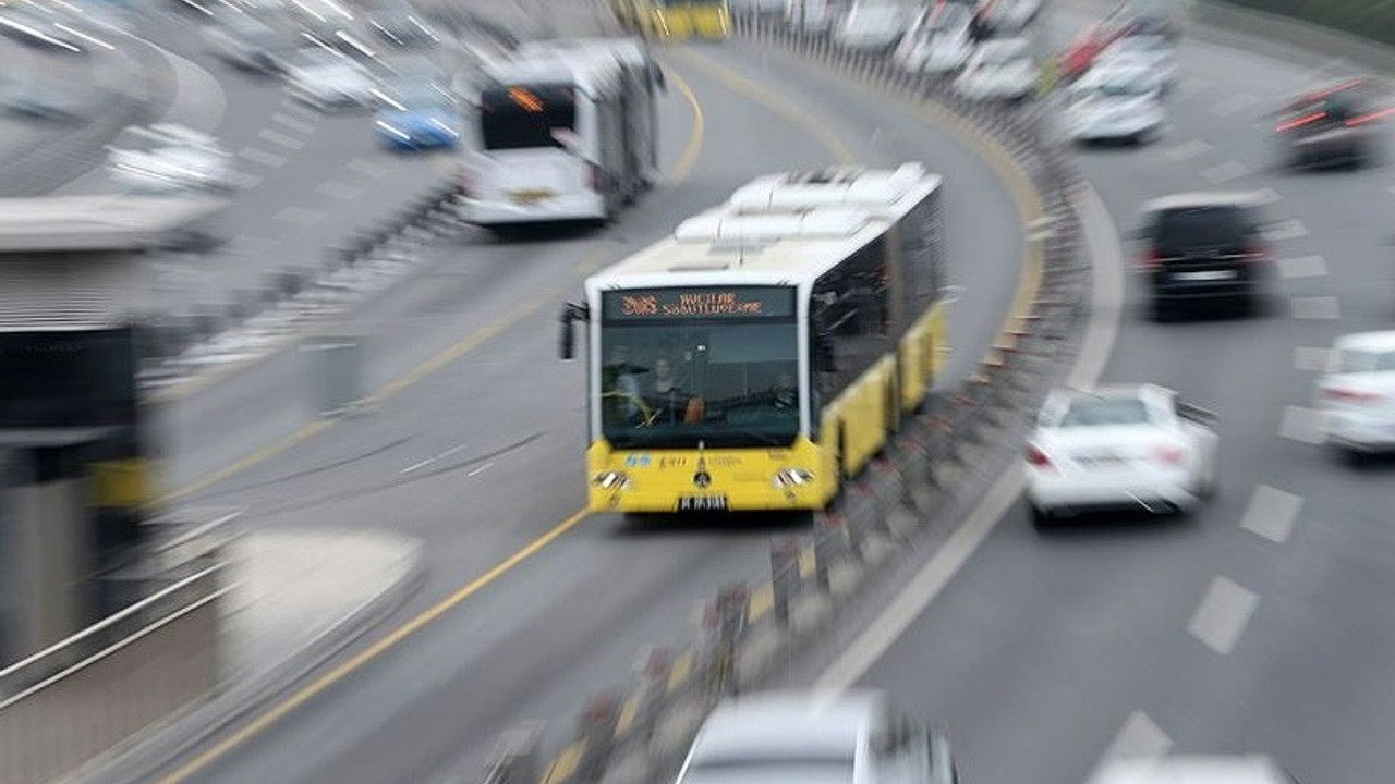 Avcılar istikametinde ilerleyen bir metrobüs rehin alındı