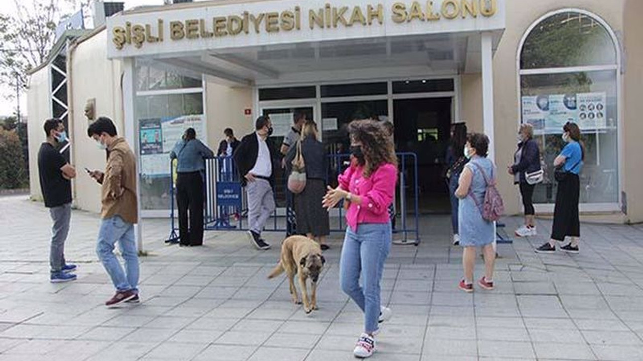 Kademeli normalleşmenin ilk gününde nikah dairelerinde yoğunluk: Bu gidişe balayından sona evleneceğiz