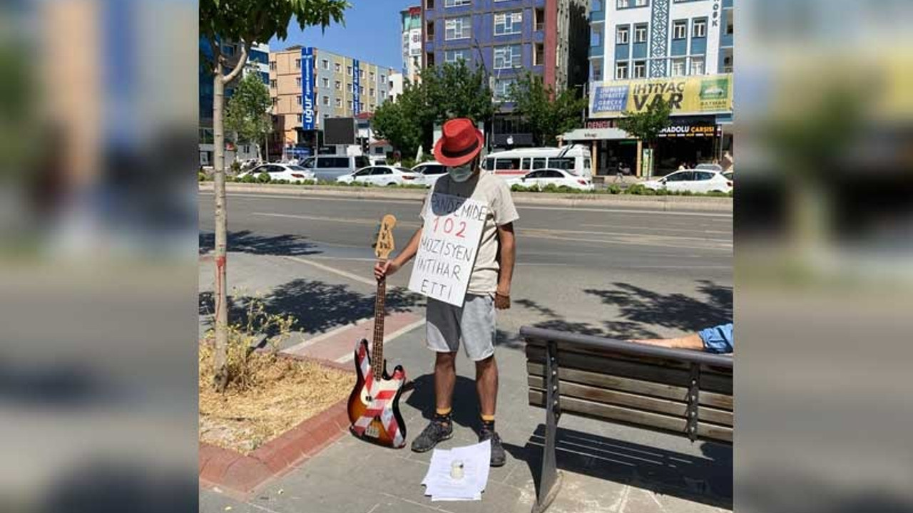 Tek kişilik eylemle intihar eden müzisyenlere dikkat çeken müzisyene gözaltı