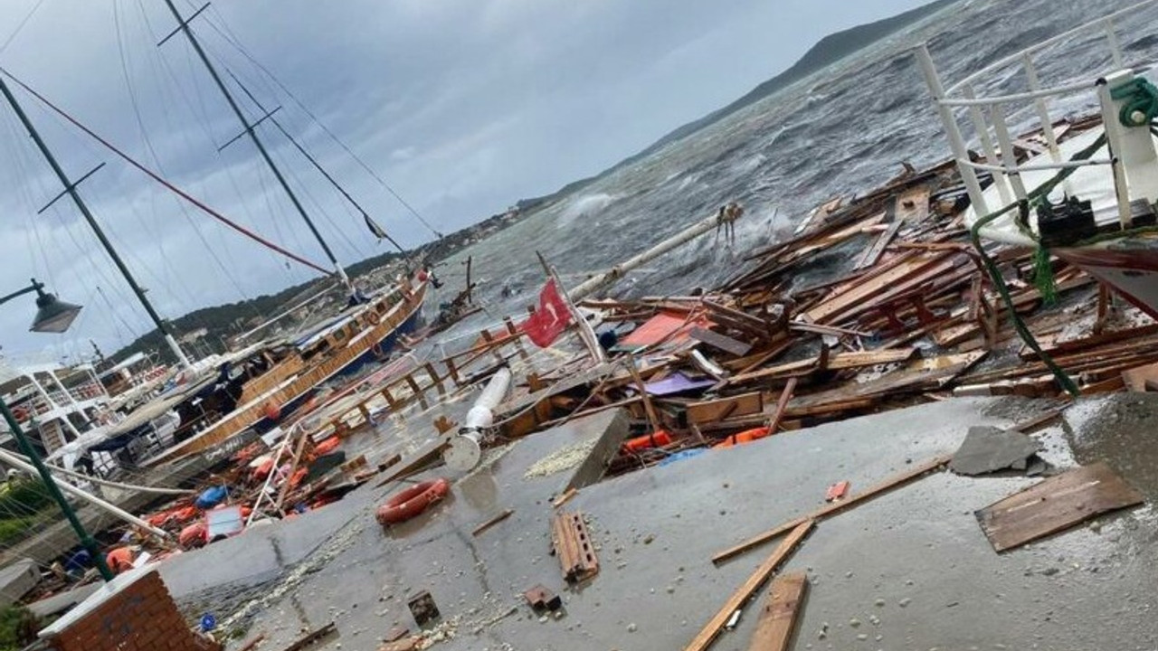 Ayvalık'taki fırtınada onlarca tekne battı