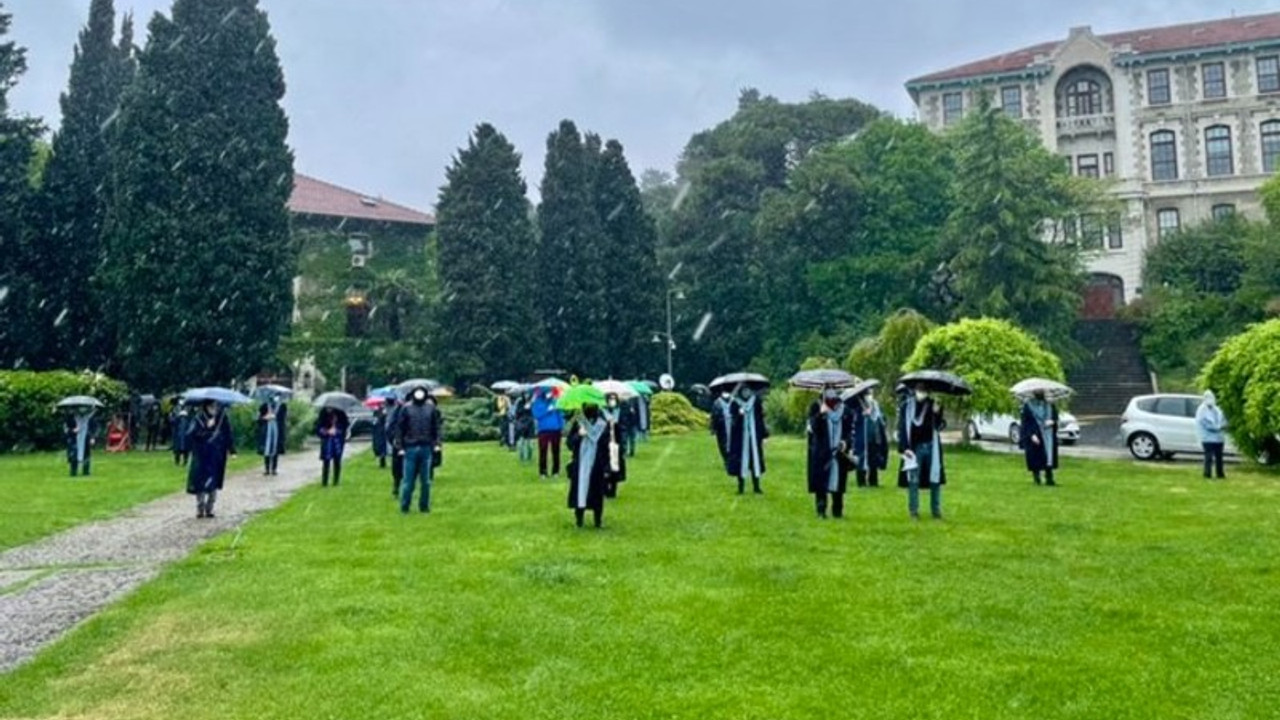 Boğaziçi akademisyenleri sağanak yağışa rağmen eylemdeydi