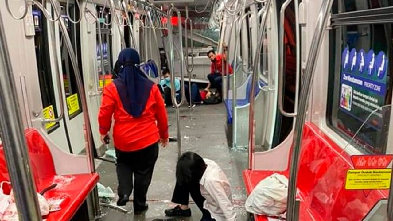 Malezya'da metroda iki tren kafa kafaya çarpıştı: Yüzlerce kişi yaralandı