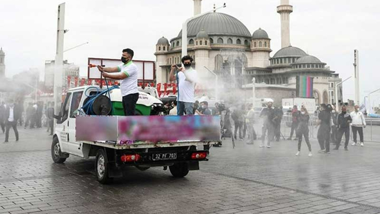 Taksim’deki cami açılışı öncesi meydana 25 ton gül suyu