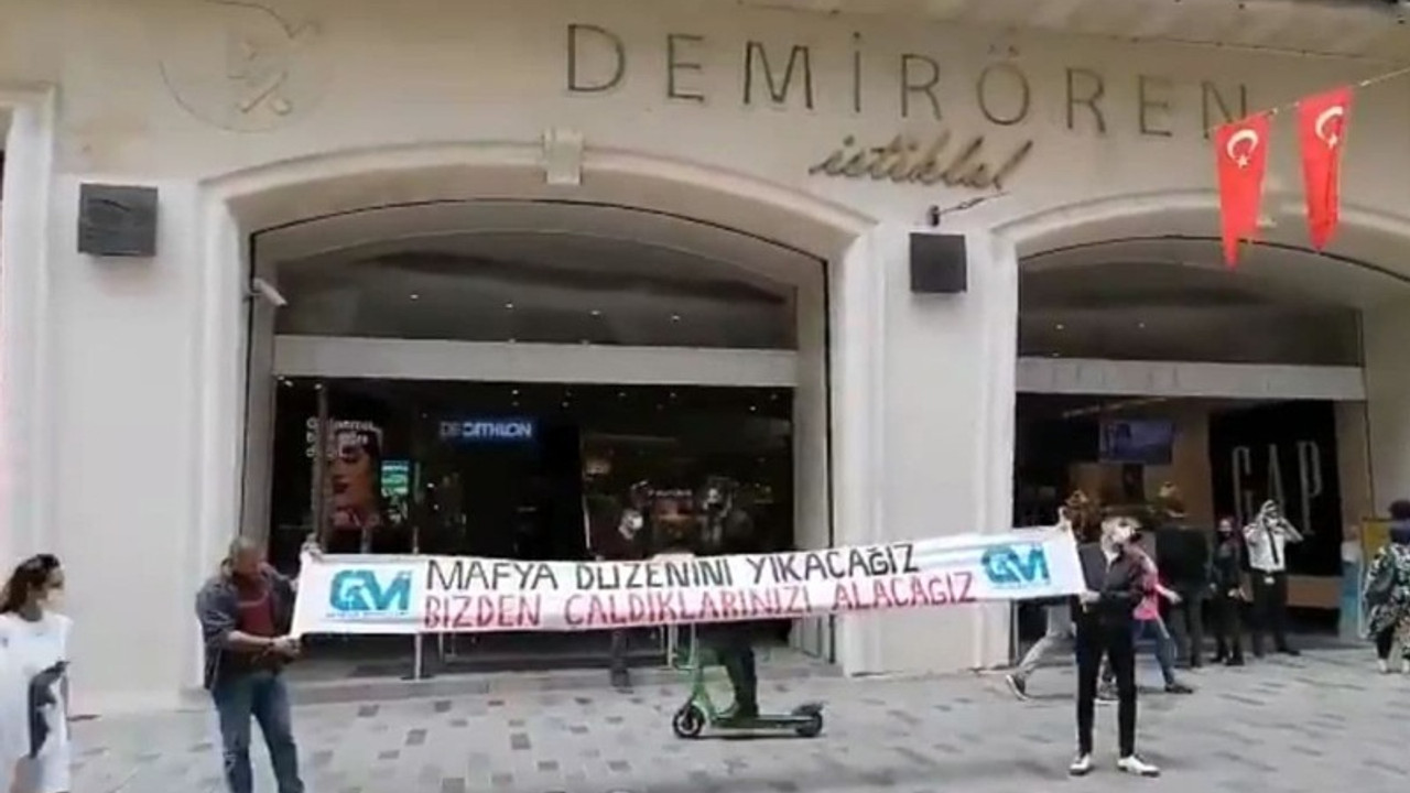 İstiklal Caddesi'nde 'Mafya düzenini yıkacağız, bizden çaldıklarınızı alacağız' pankartı açıldı