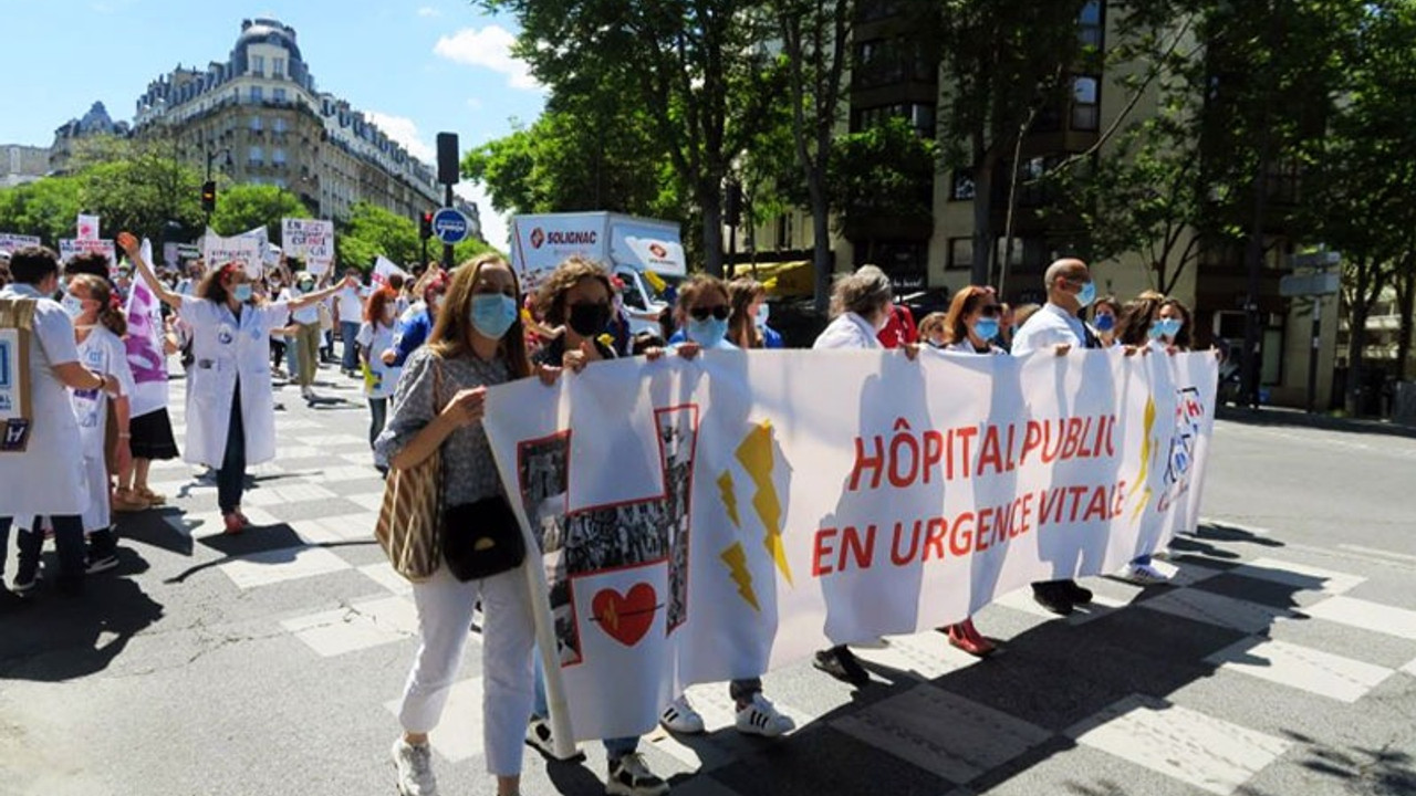 Fransa'da yüzlerce doktor ve sağlık personeli hükümeti protesto etti