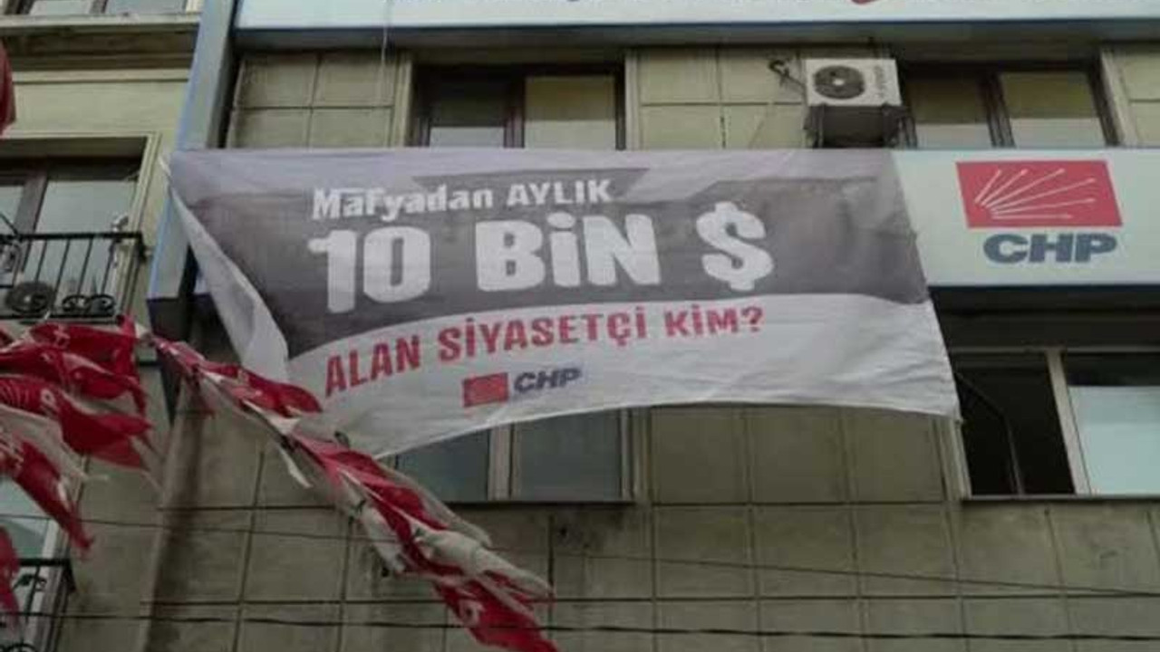 CHP'den 'Mafyadan aylık 10 bin dolar alan siyasetçi kim?' pankartı