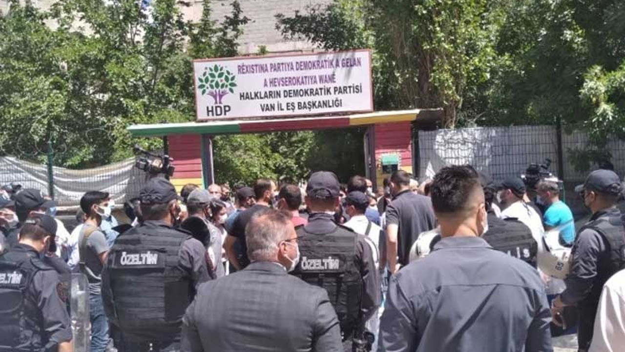 Van'da polis ablukasına rağmen bir araya gelindi: Kürtçenin resmi dil olacağı güne kadar mücadele edeceğiz