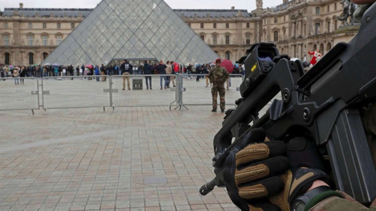 Paris'te askere saldırı: 6 yaralı