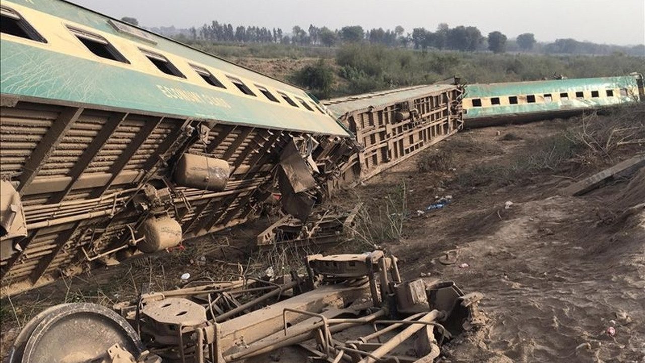 Pakistan'da iki tren çarpıştı: 30 ölü, 50 yaralı