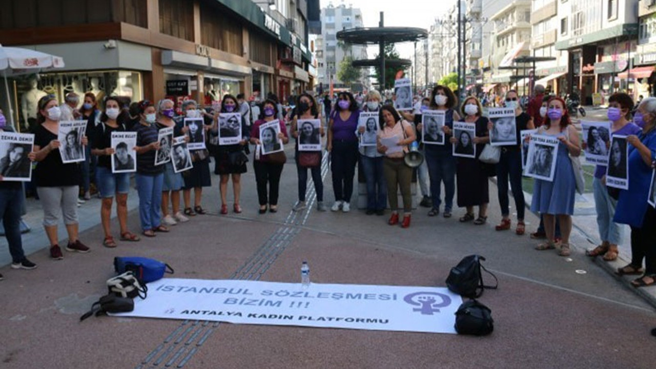 Antalyalı kadınlardan eylem: İstanbul Sözleşmesi’nden de eşitlik mücadelemizden de vazgeçmiyoruz