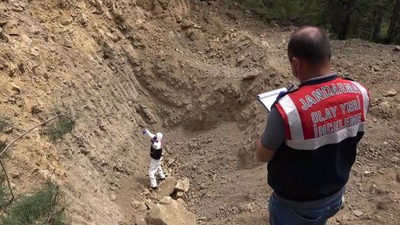 Kendilerini AFAD çalışanı olarak tanıtan aralarında kamu görevlilerin de olduğu 11 kişi kaçak kazı yaptı