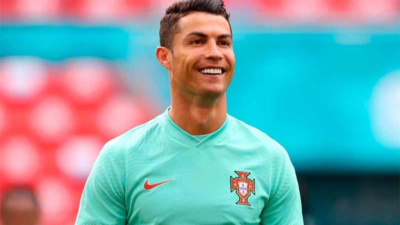 Ronaldo basın toplantısında Coca Cola şişesini kaldırdı: 'Su için'