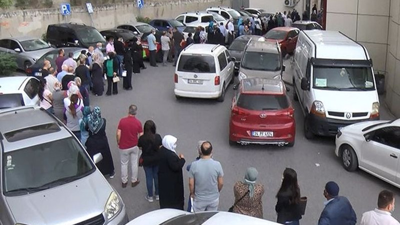 İstanbul'da hastanelerde aşı kuyruğu: Fiziki mesafe kuralı yok sayıldı, yoğunluktan sistem çöktü