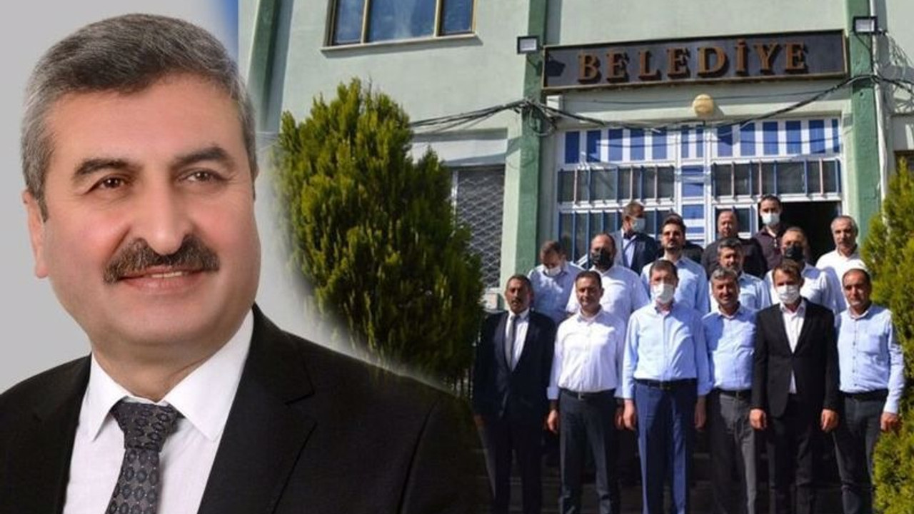 AKP’li belediye başkanı, geleceğini bildiği parti heyetini karşılamayarak belediye binasına 'kilit vurdu'