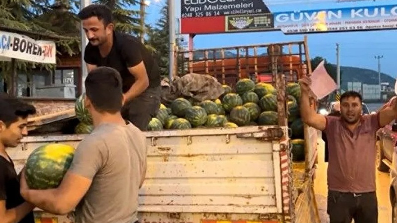 Belediyenin yazdığı cezalara sinirlenip bedava karpuz dağıttı