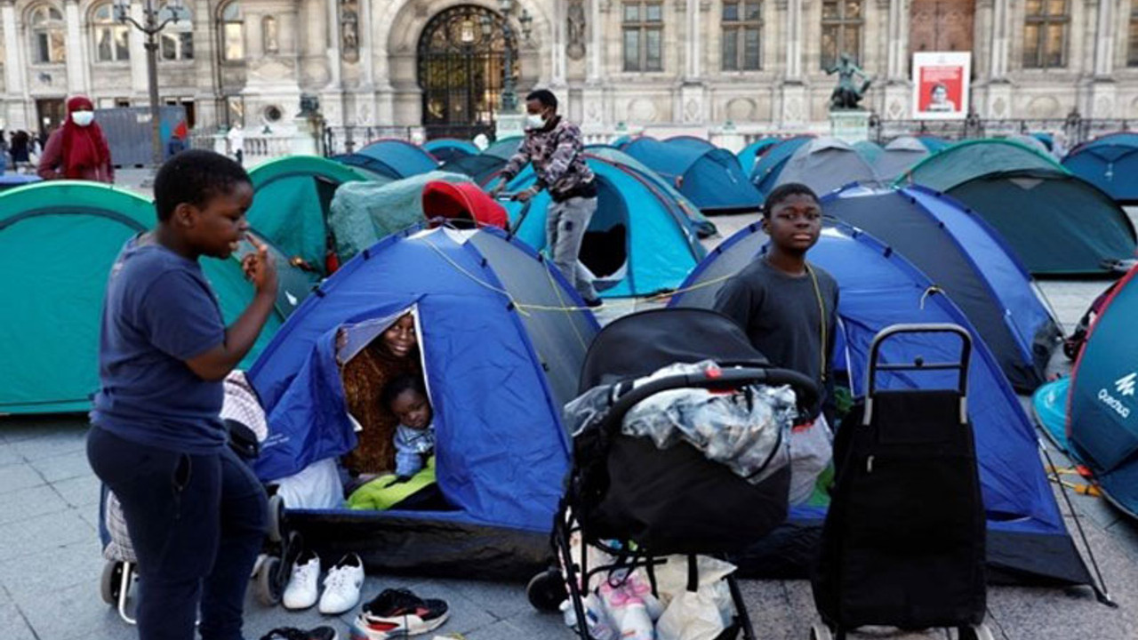 Paris'te göçmenler 'acil barınma' talebiyle belediye önünde kamp kurdu