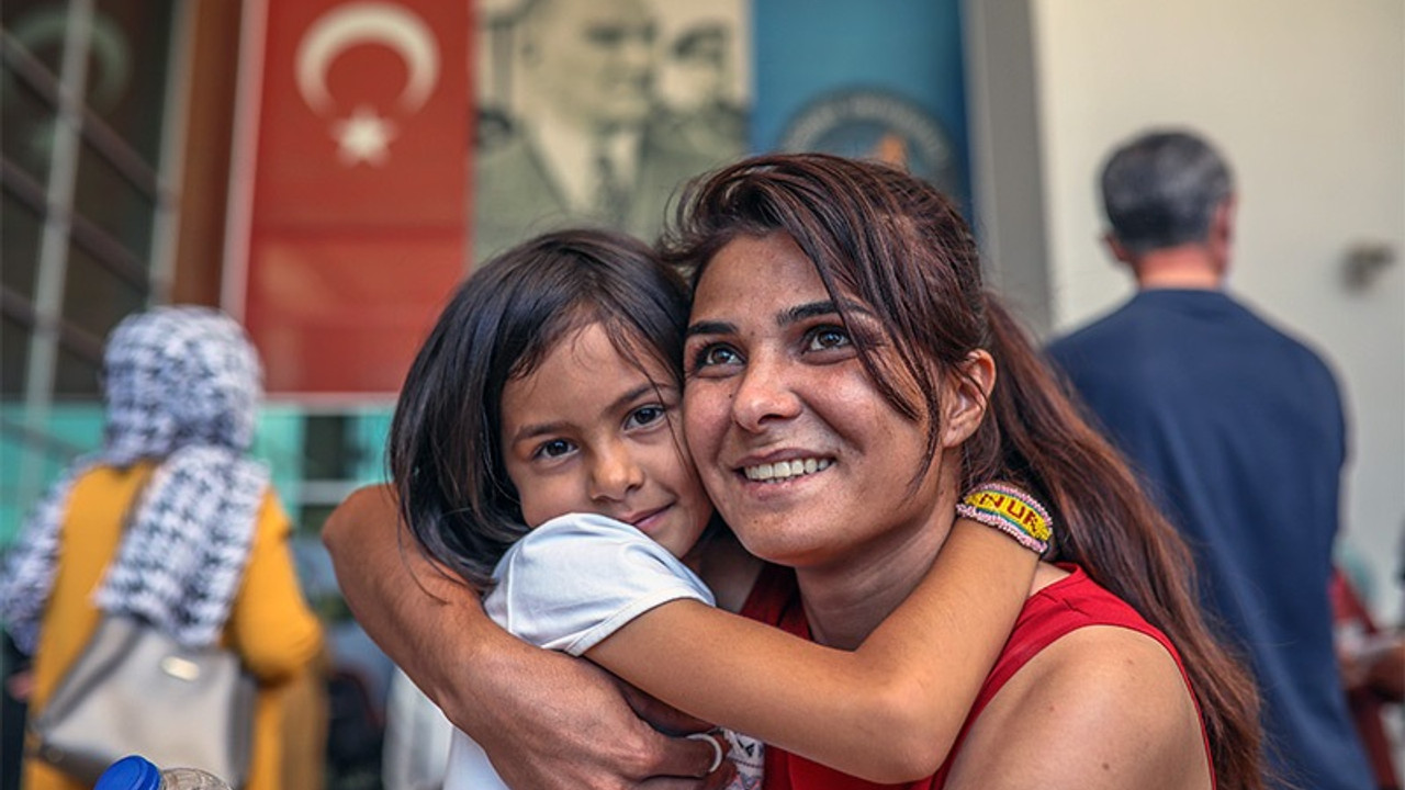 Üniversite sınavına giren Melek İpek, kadınlara seslendi: Ayaklarının üzerinde dursunlar