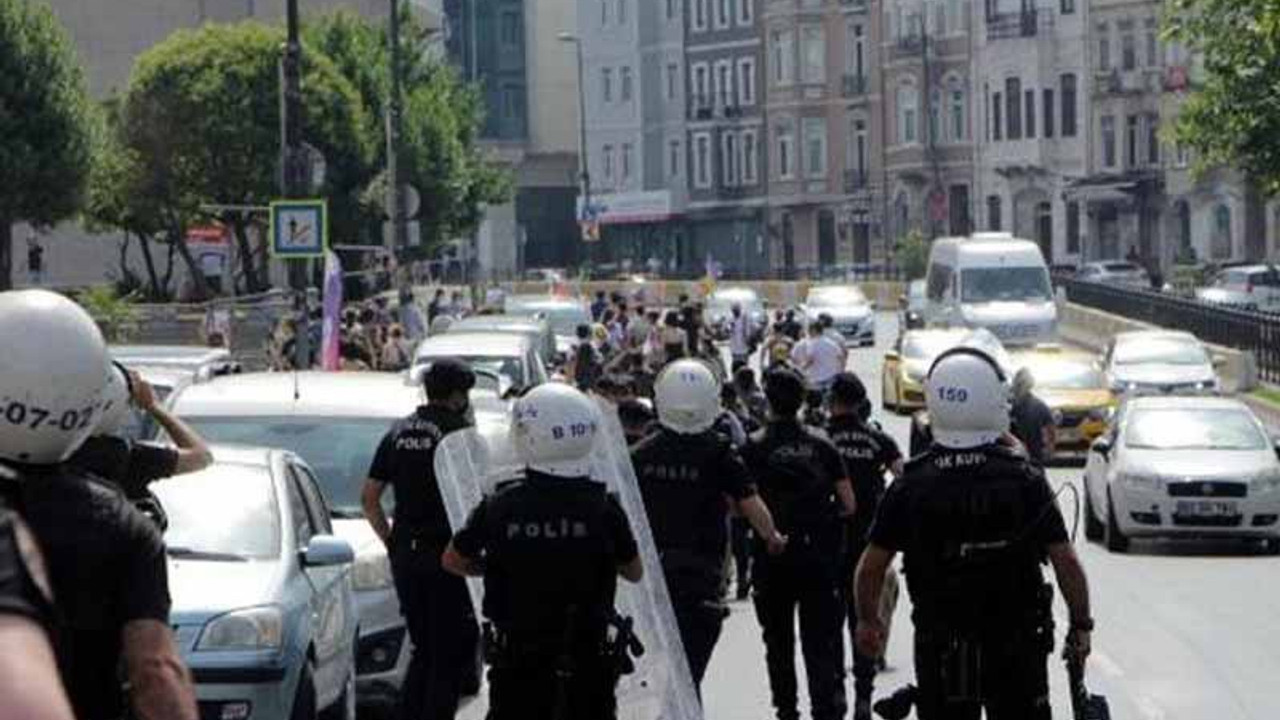 Polisin attığı ses bombasına 'Çocuk uyuyor' diye tepki gösteren yurttaş, evinden gözaltına alındı