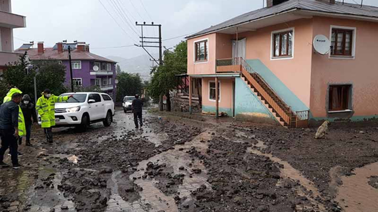 Giresun'da sağanak: Dere taştı, yollar çamurla kaplandı