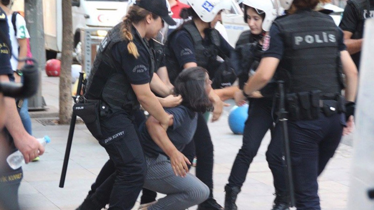 Polis Gülsüm Elvan'ın kolunu kırdı